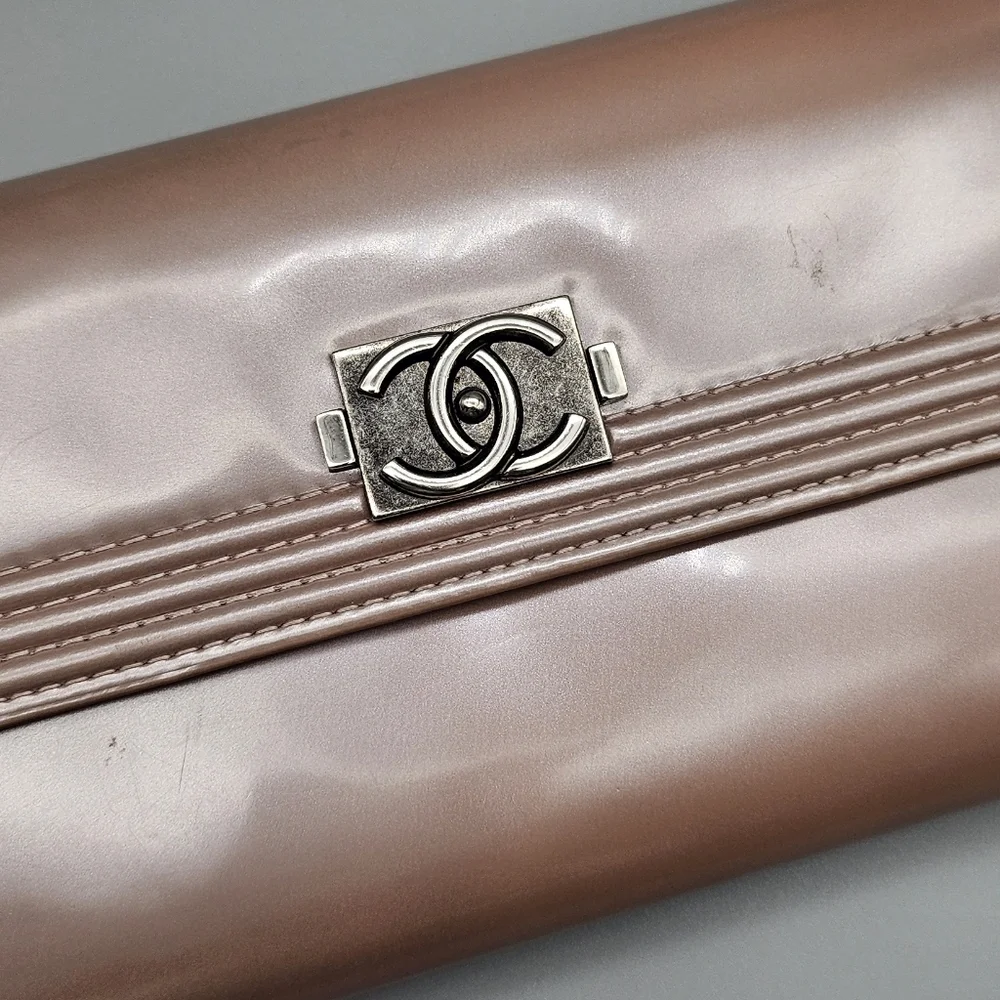 🩷CHANEL Rose Gold Quilted Patent Leather Wallet/Clutch🩷 - Picture 13 of 17